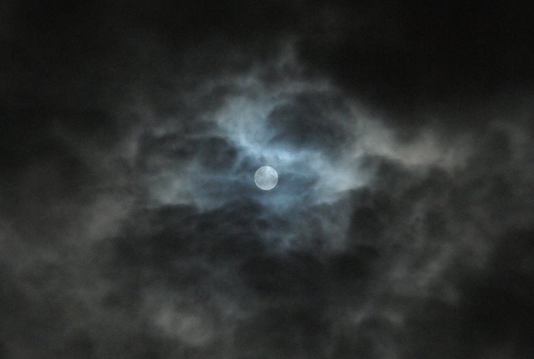 Instabilité • Pleine Lune, Baillargues, Hérault, France, 21 novembre 2010
