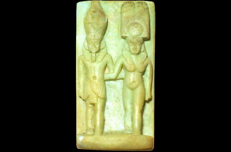 Être • Amulette égyptienne en faïence vert d’eau, Basse Époque : le pharaon et la reine, (collection privée, h=3 cm), Décembre 2010