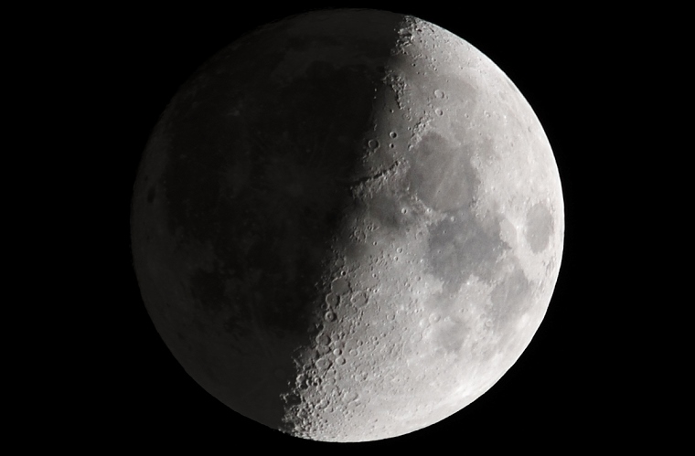 Discernement • Premier quart de Lune, Baillargues, Hérault, France, 18 avril 2013
