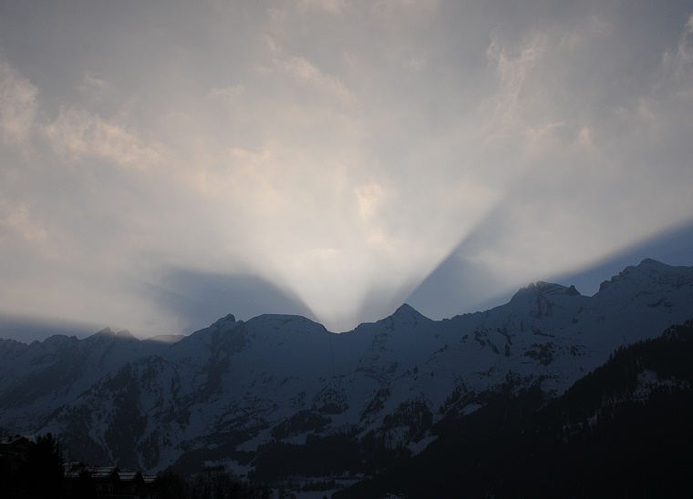 Amor Fati • Peu avant le lever du soleil derrière la chaîne des Aravis, La Clusaz, Haute-Savoie, France, 8 mars 2011