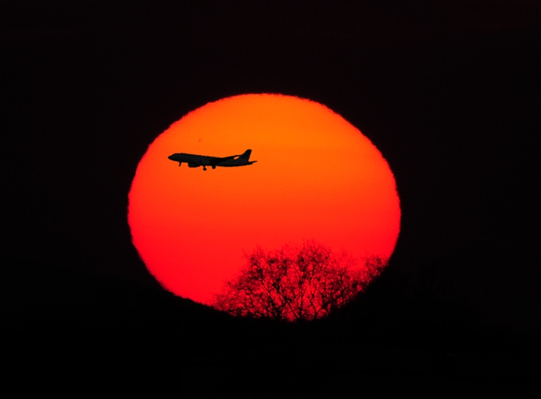 Conjonction • Un avion décolle au soleil couchant, étangs de Mauguio, Hérault, France, 25 mars 2012