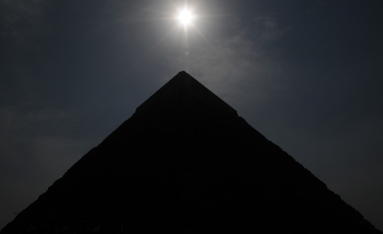 Action • Pyramide de Khephren, plateau de Gizeh, Le Caire, Egypte, 23 février 2010