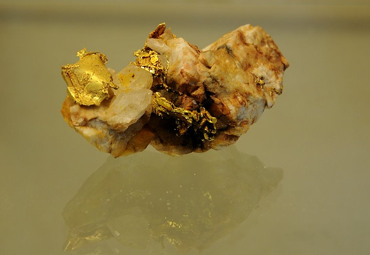 Rencontre • Pépite d’or sur du quartz, Natural History Museum, Londres, Juillet 2009