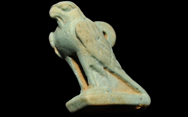 Vision • Amulette du dieu Horus en faïence bleue, Basse Époque, (collection privée, h=2.5 cm), Janvier 2011
