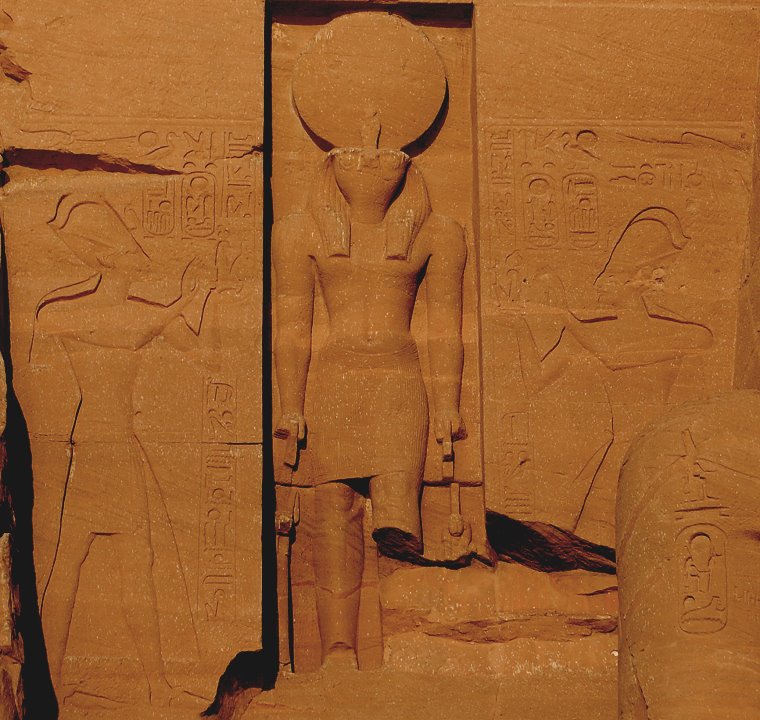 Re-naissance • Offrande de Maât par Ramsès II au dieu Rê-Horakhty (au centre), Abou Simbel, Égypte, Février 2010