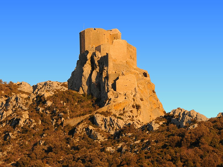 Forteresse • Le soleil couchant réchauffe la citadelle de Quéribus, Aude, France, 18 février 2011