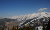 Chaîne des Aravis (sur la droite), La Clusaz (dans la vallée), Haute-Savoie, France, 9 mars 2011