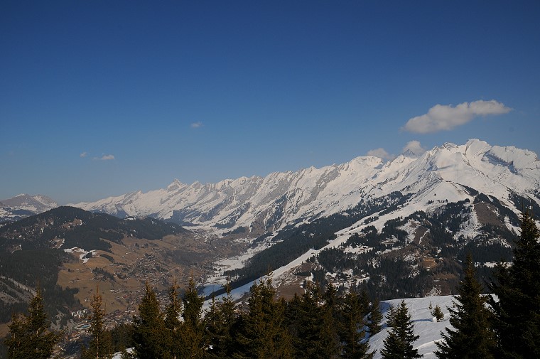 Grands espaces • Chaîne des Aravis (sur la droite), La Clusaz (dans la vallée), Haute-Savoie, France, 9 mars 2011