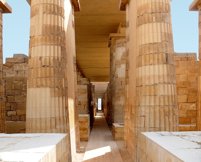 Issue • Temple funéraire de Djoser (colonnes du corridor, vues de la cour sud), Saqqarah, Égypte, 23 février 2010