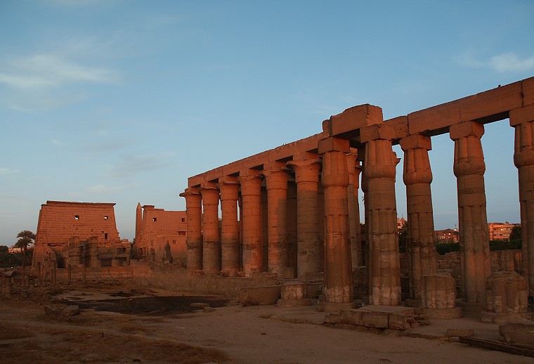 Fin de cycle • Les derniers rayons du soleil illuminent le temple de Louxor, Égypte, 20 novembre 2005