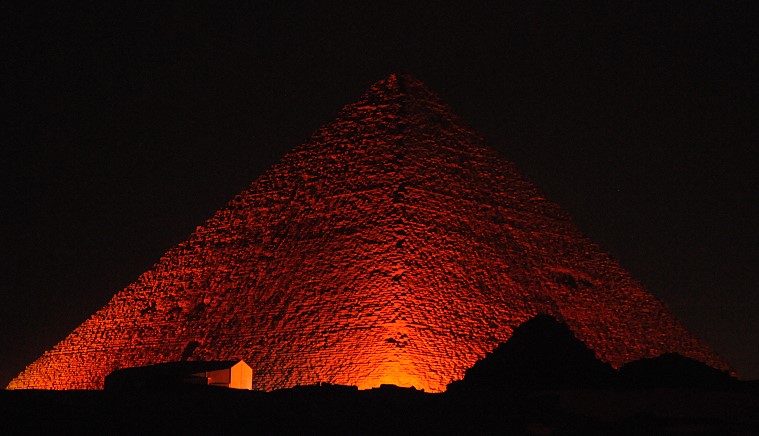 Construction • Pyramide de Kheops (pendant le spectacle son & lumière), plateau de Gizeh, Le Caire, Égypte, 22 février 2010