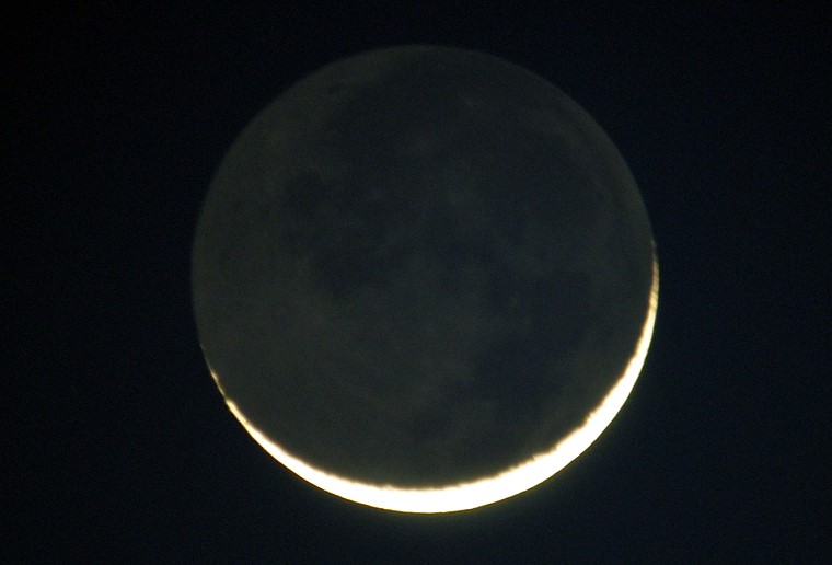 Objectif • Deux jours après la nouvelle Lune, peu avant son coucher, Baillargues, Hérault, France, 5 avril 2011