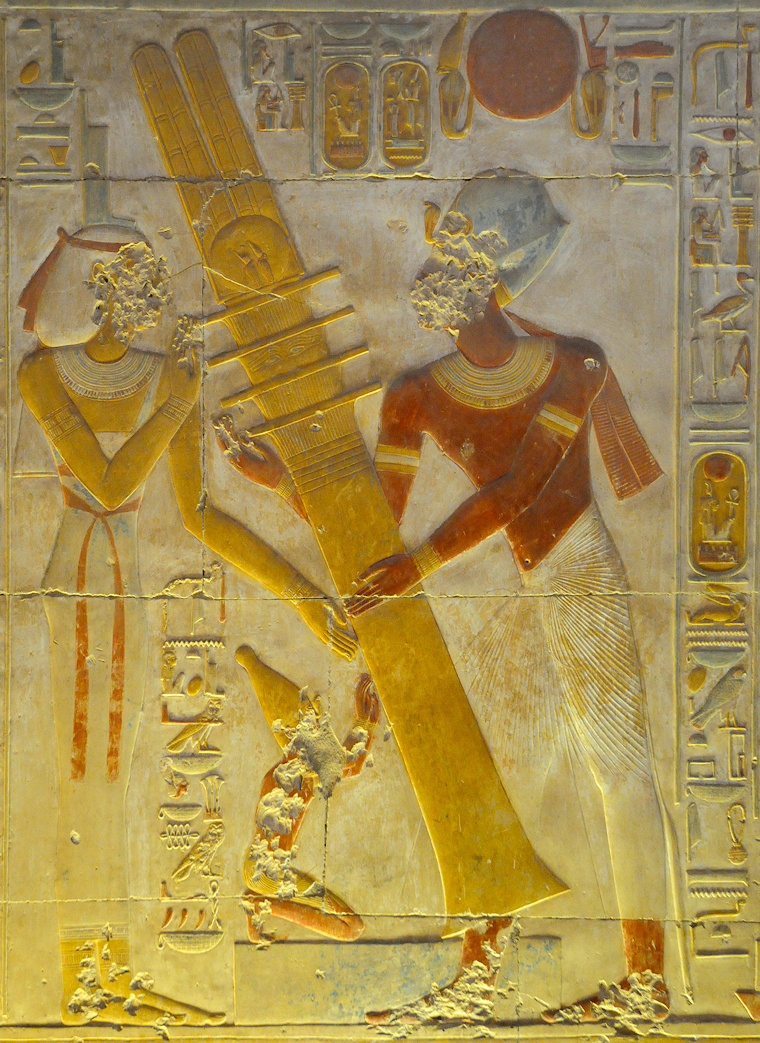 Ordre • Aidé par Isis, le pharaon redresse le pilied Djed, Temple de Sethi Ier, Abydos, Egypte, 14 février 2010