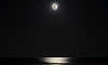 La lune se lève au-dessus de la mer, plage de Peñíscola, province de Castellón, Espagne, ‎17 ‎avril ‎2011