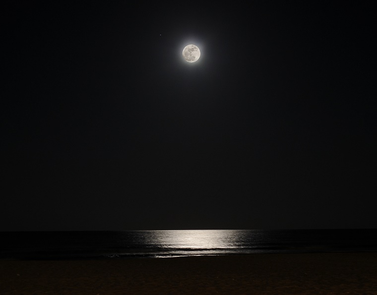 Vision • La lune se lève au-dessus de la mer, plage de Peñíscola, province de Castellón, Espagne, ‎17 ‎avril ‎2011