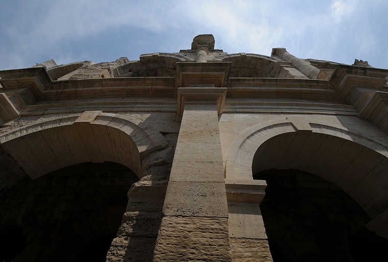 Vers le ciel • Arènes romaines, Arles, Bouches-du-Rhône, France, 19 mai ‎2011