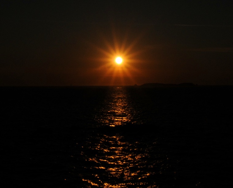 Isolé • Coucher du soleil sur la baie de Saint-Malo, Ille-et-Vilaine, Bretagne, France, 3 juillet ‎2011