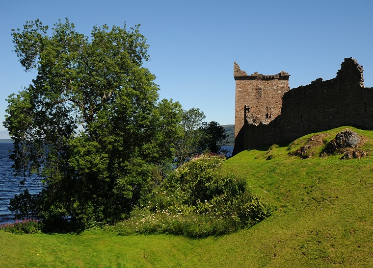 Temporel • Château d’Urquhart (XIIIe siècle) dominant le Loch Ness, Drumnadrochit, Highlands, Écosse, 26 juillet ‎2011