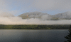 Le voile de la brume matinale se lève avec le soleil au-dessus des montagnes qui dominent, le Loch Lochy, Letterfinlay Lodge Hotel, environs de Fort William, Highlands, Écosse, 27 juillet ‎2011