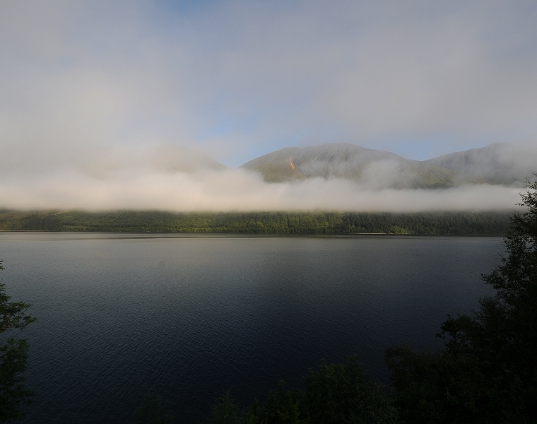 Voile • Le voile de la brume matinale se lève avec le soleil au-dessus des montagnes qui dominent, le Loch Lochy, Letterfinlay Lodge Hotel, environs de Fort William, Highlands, Écosse, 27 juillet ‎2011