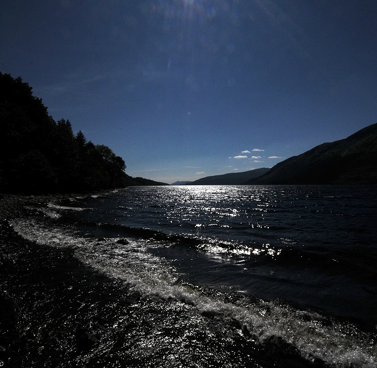 Lac d’argent • Contre-jour sur l’eau scintillante du Loch Lochy, Letterfinlay Lodge Hotel, environs de Fort William, Highlands, Écosse, 27 juillet ‎2011