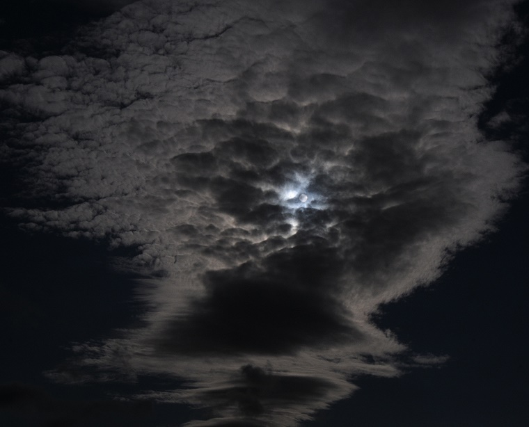Mirage • Les nuages donnent naissance à un faux soleil (légèrement à gauche du disque solaire), au-dessus du cercle de pierres de Tomnaverie (stone circle), Highlands, Écosse, 24 juillet ‎2011