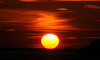 Le soleil touche l’horizon avant de disparaître "sous" la mer, Bandol, Var, France, 28 septembre 2010