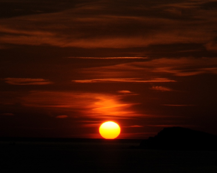 Point de vue • Le soleil touche l’horizon avant de disparaître "sous" la mer, Bandol, Var, France, 28 septembre 2010