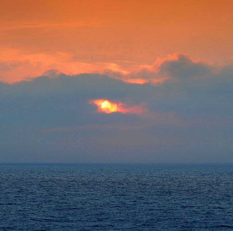 Clin d’oeil • Le soleil émerge entre les nuages, peu avant de se coucher sous l’horizon de l’Atlantique, Biarritz, Pyrénées-Atlantiques, France, 26 juin 2010