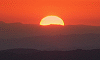 Lever du soleil depuis le château de Montségur, Ariège, France, 21 juin 2003 (solstice d´été)