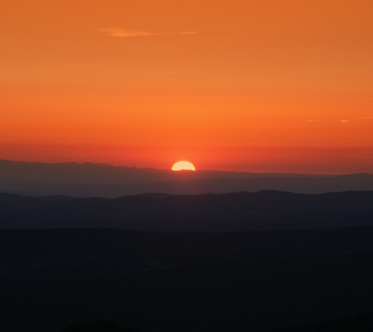 Histoire • Lever du soleil depuis le château de Montségur, Ariège, France, 21 juin 2003 (solstice d´été)