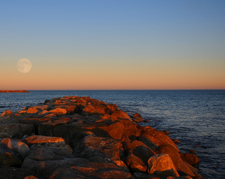 Transformation • Lever de la pleine lune au moment du coucher du soleil, Saintes-Maries-de-la-Mer, Camargue, Bouches-du-Rhône, France, 11 octobre 2011