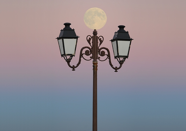 Romantique • Peu après son lever, la lune s’élève dans le ciel, créant une conjonction insolite, Saintes-Maries-de-la-Mer, Camargue, Bouches-du-Rhône, France, 11 octobre 2011