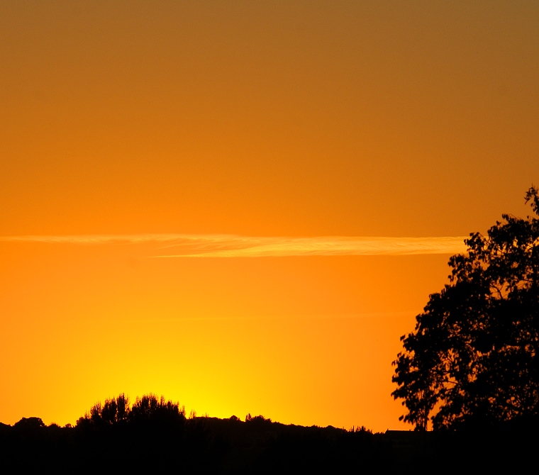 Ombre & lumière • Le soleil vient juste de disparaître derrière les modestes reliefs du golf de Massane, Baillargues, Hérault, France, 12 octobre 2011