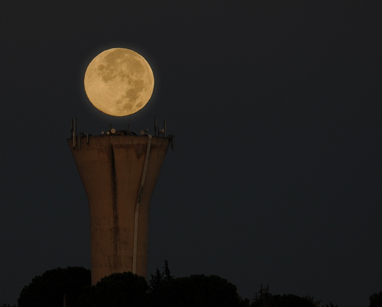 CommunIcation • La lune s’apprête à disparaître à l’horizon, Saint-Aunès / Vendargues, Hérault, France, 12 octobre 2011