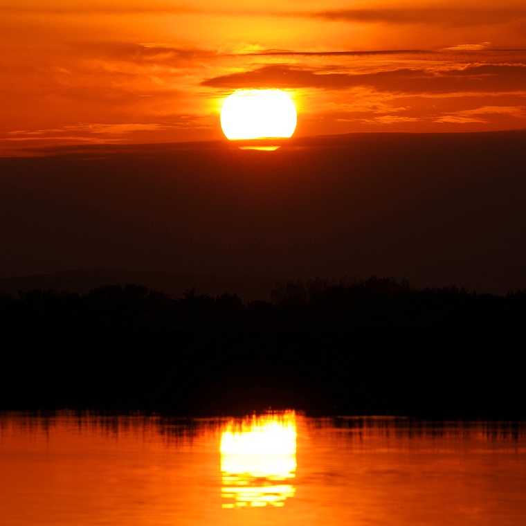 Re-conquête • Au coucher, le soleil se reflète sur l’eau calme des étangs, chemin de la 1ère Carrière du Bousquet, Mauguio, Hérault, France, 29 octobre ‎2011