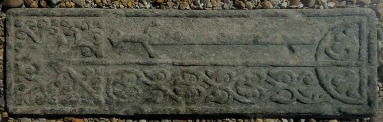 Dalle en pierre sculptée, ruines de la chapelle de Finlaggan (XIVe siècle), île d'Islay, Écosse