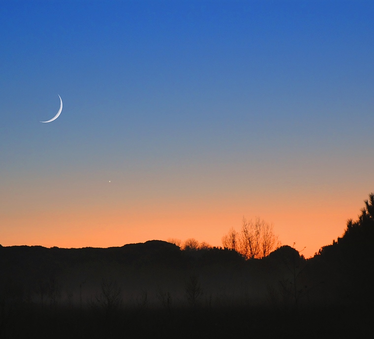 I Have a Dream • Premier croissant de lune et Vénus, peu après le coucher du soleil, aux environs des Saintes-Maries-de-la-Mer, Camargue, Bouches-du-Rhône, France, 27 novembre ‎2011