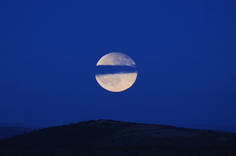 Sans interdit • En fin d’éclipse, la pleine lune se lève au-dessus du plateau du Larzac, Le Caylar, Hérault, France, 10 décembre ‎2011