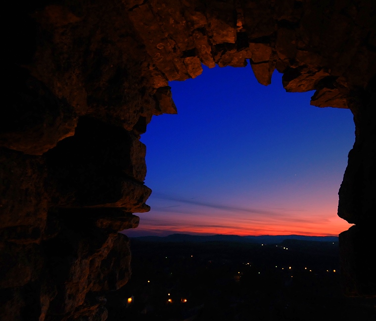 Esprit • Peu après le coucher du soleil, depuis les ruines du château, Le Caylar, Hérault, France, 10 décembre ‎2011