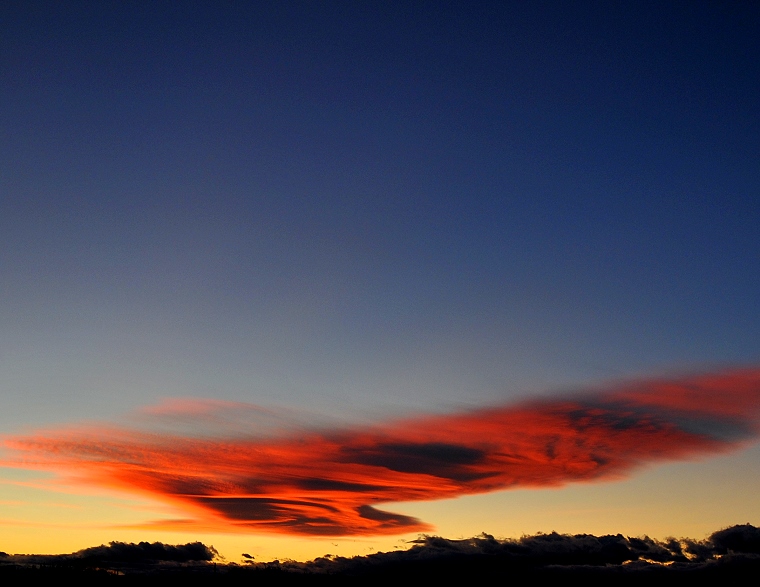 Rémanence • Spirale nuageuse magnifiée par le soleil couchant, Mauguio, Hérault, France, 7 janvier 2012