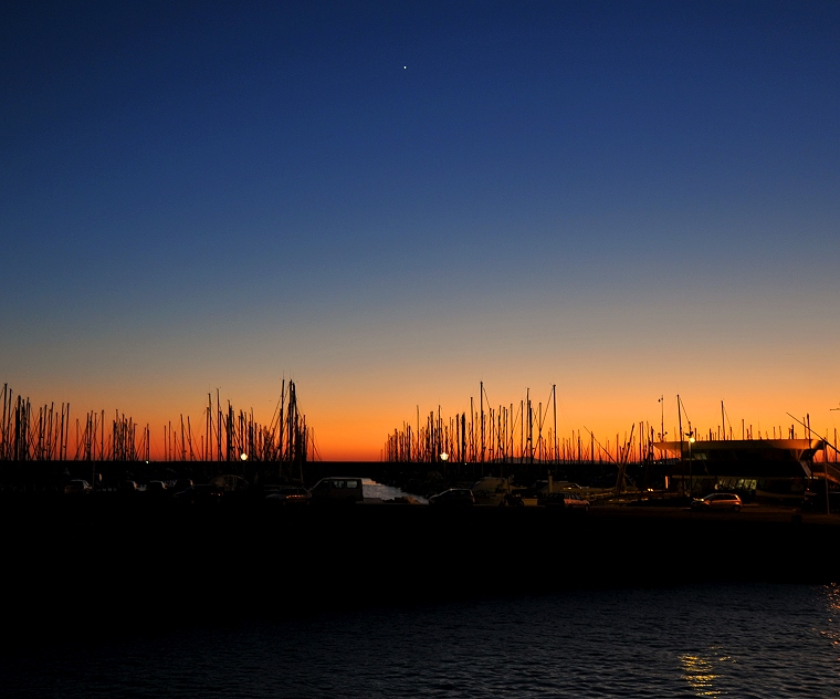 Voyage • Irradiant le ciel, suivi de près par Vénus, le soleil se couche derrière le port, Palavas-les-Flots, Hérault, France, 7 janvier 2012