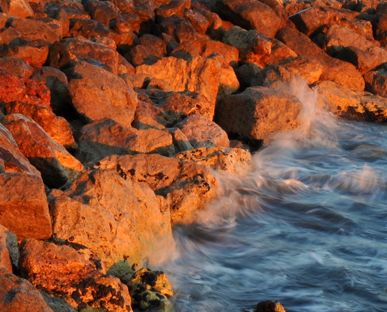 Caresses • Pendant que les vagues les caressent inlassablement, les rochers se réchauffent, avec les rayons du soleil couchant, La Grande Motte, Hérault, France, 21 janvier 2012