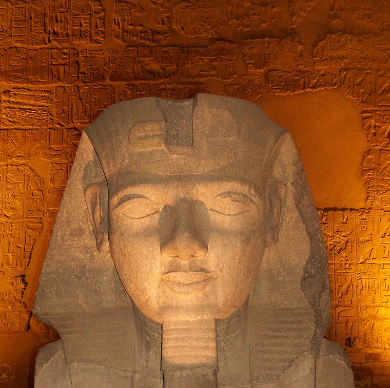 Mémoire • Colosse de Ramsès II devant le temple de Louxor, Égypte, 19 novembre 2005