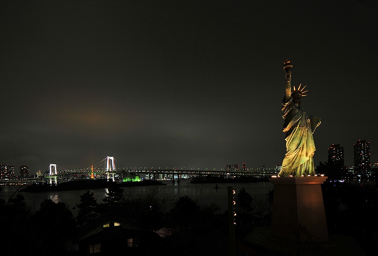 Ambiance nocturne • La baie de Tokyo avec la réplique de la Statue de la Liberté, le "Pont Arc-en-ciel" (Rainbow Bridge) et la "Tour de Tokyo" (orangée), Tokyo, Japon, 16 février 2012
