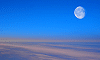 La Lune au-dessus des nuages (vue d’avion), peu avant le lever du soleil, quelque part au-dessus de la Sibérie, Russie, 12 février 2012