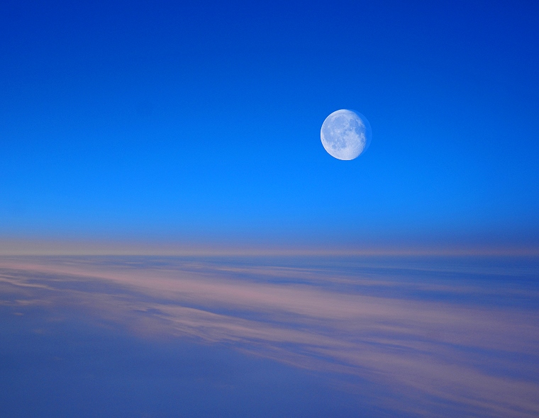 Traversée • La Lune au-dessus des nuages (vue d’avion), peu avant le lever du soleil, quelque part au-dessus de la Sibérie, Russie, 12 février 2012
