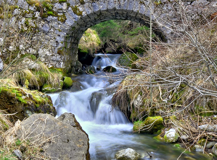 Le temps qui passe • Petite cascade, route des Aravis, La Clusaz, Haute-Savoie, France, 8 avril 2012