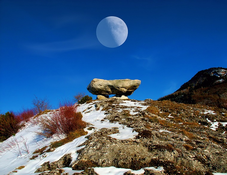 Pierre de lune • Photocomposition autour du dolmen de Sem, Ariège, France, 21 avril 2012