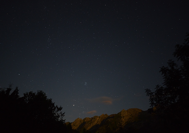 Poussières d’étoile • Nuit étoilée au-dessus de la chaîne des Aravis, La Clusaz, Haute-Savoie, France, 31 juillet 2012